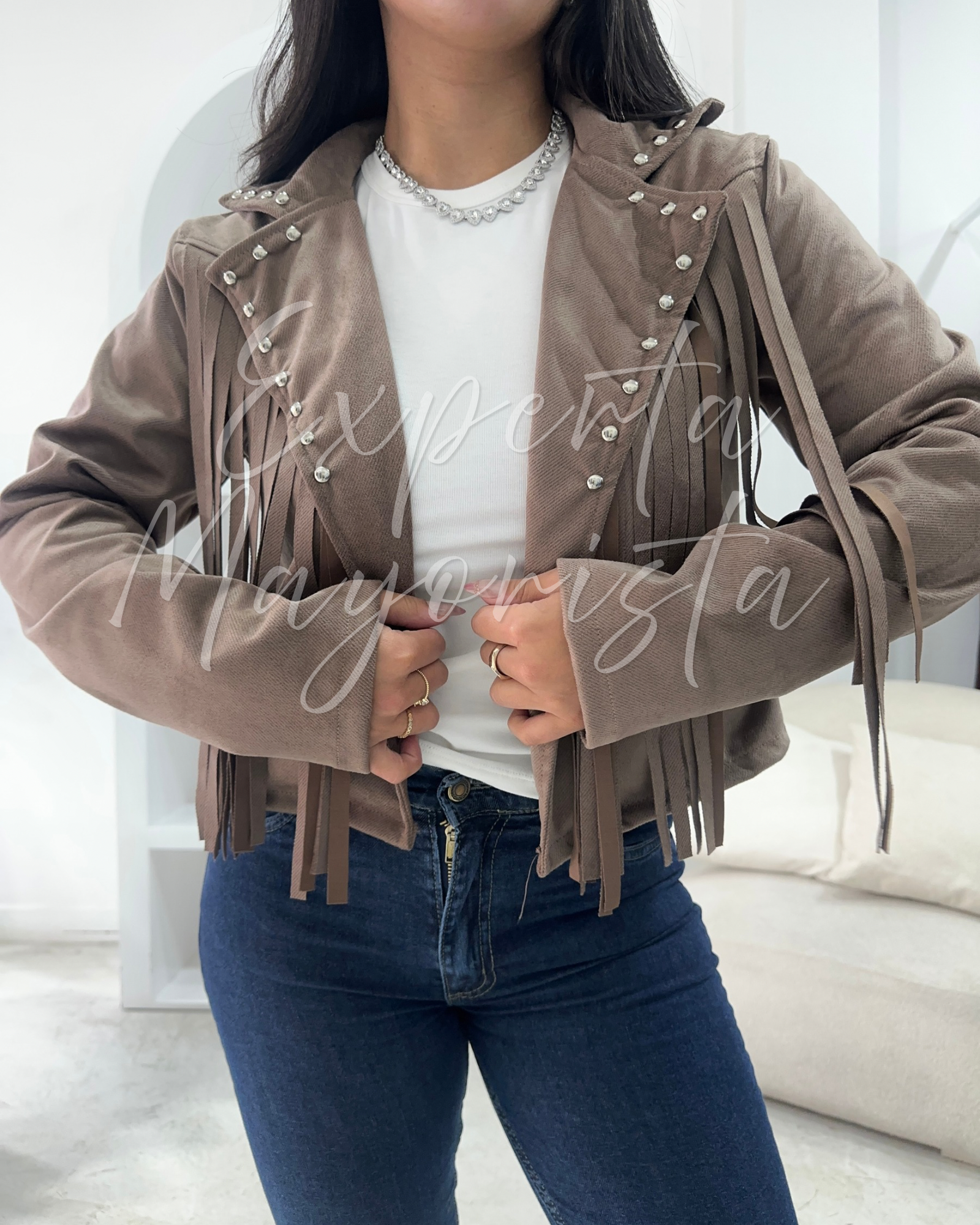 campera gamuzada con flecos y tachas